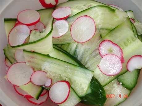 Ensalada de pepino y rabanitos para el colesterol